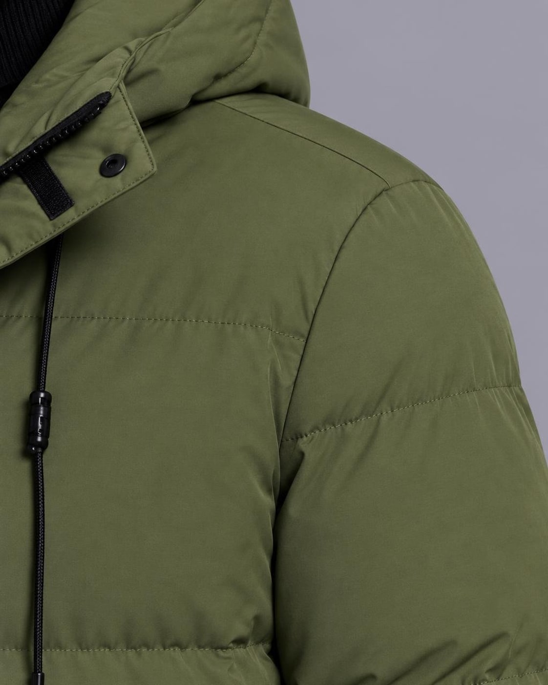 Men's Longline Puffer Coat – Hooded, Quilted Mid-Thigh Length – Green – shoulder detail
